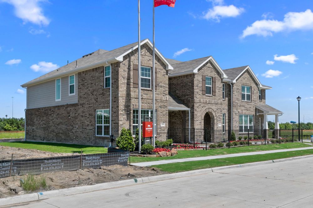 Side of a Cloverleaf Crossing Townhome in Mesquite, TX