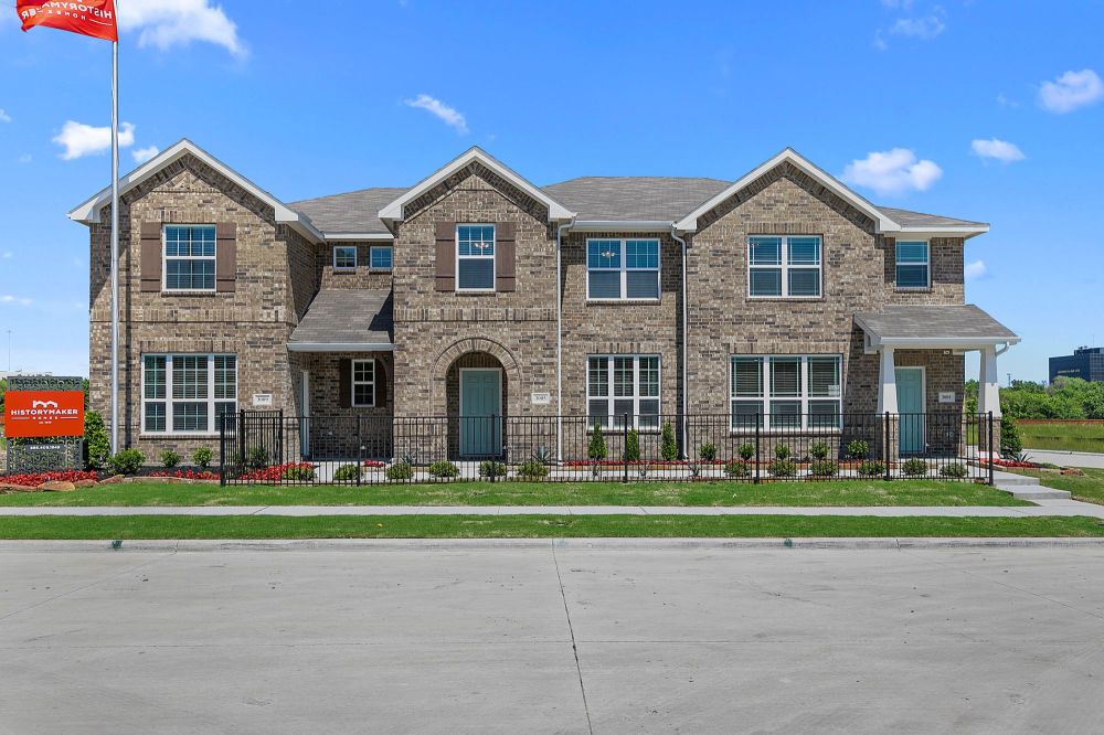Front of a Cloverleaf Crossing Townhome in Mesquite, TX
